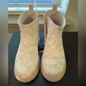 Toddler boots with rubber bottoms. Pink floral size 10.